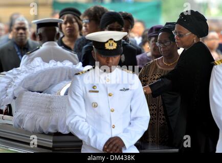 Pretoria, Sud Africa. Undicesimo Dec, 2013. L ex Presidente sudafricano Nelson Mandela la moglie Graca Machel (R) rispetta nella sua bara all'Unione edifici a Pretoria, Sud Africa, a Dic. 11, 2013. Migliaia di sudafricani mercoledì affollato per l'Unione degli edifici a Pretoria dove il corpo dell ex presidente sudafricano Nelson Mandela si troveranno in stato per tre giorni. Credito: GCIS/Xinhua/Alamy Live News Foto Stock