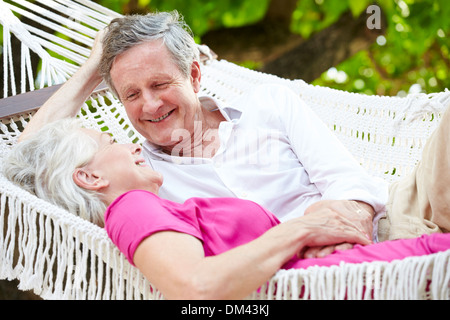 Coppia senior relax in spiaggia amaca Foto Stock