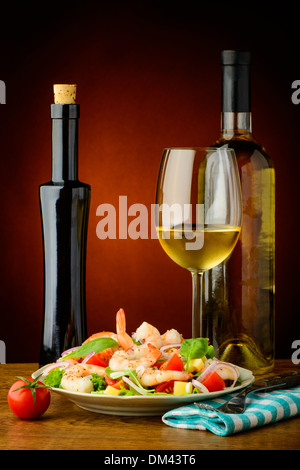 Ancora vita con i gamberi insalata di pesce e di vino bianco Foto Stock