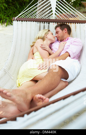 Giovane dormire in spiaggia amaca Foto Stock