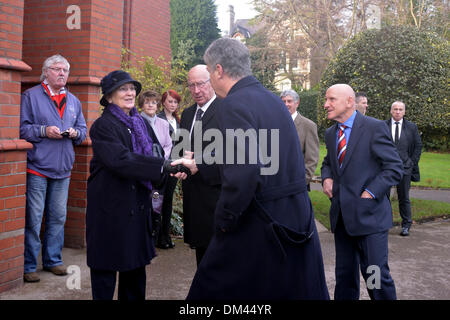 Altrincham, Cheshire, Regno Unito. 11 dicembre 2013. Brian Kidd ex Manchester United player, scuote le mani con la Norma Charlton, moglie di Sir Bobby Charlton al funerale di Bill Foulkes, morto il 25 novembre. Bill è stato uno dei Busby Babes, sopravvissuto il monaco di baviera incidente aereo nel febbraio del 1958 è stato il capitano e giocato 688 volte per il Manchester United. Il funerale si svolge presso il St Vincent De Paul RC Chiesa a Altrincham, Cheshire. Bill Foulkes funerale Altrincham Cheshire 11 dicembre 2013 Credit: Giovanni friggitrice/Alamy Live News Foto Stock