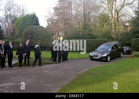 Altrincham, Cheshire, Regno Unito. 11 dicembre 2013. Il corteo di Bill Foulkes, morto il 25 novembre arriva a St Vincent De Paul RC Chiesa a Altrincham, Cheshire. Bill è stato uno dei Busby Babes, sopravvissuto il monaco di baviera incidente aereo nel febbraio del 1958 è stato il capitano e giocato 688 volte per il Manchester United. Bill Foulkes funerale Altrincham Cheshire 11 dicembre 2013 Credit: Giovanni friggitrice/Alamy Live News Foto Stock