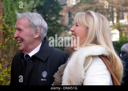 Altrincham, Cheshire, Regno Unito. 11 dicembre 2013. Paddy Crerand, ex Manchester United player, assiste al funerale di Bill Foulkes, morto il 25 novembre. Bill è stato uno dei Busby Babes, sopravvissuto il monaco di baviera incidente aereo nel febbraio del 1958 è stato il capitano e giocato 688 volte per il Manchester United. Bill Foulkes funerale Altrincham Cheshire 11 dicembre 2013 Credit: Giovanni friggitrice/Alamy Live News Foto Stock