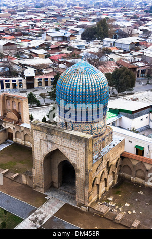 Vista dalla cima del minareto di Bibi Khanym moschea. Samarcanda, Uzbekistan in Asia centrale Foto Stock