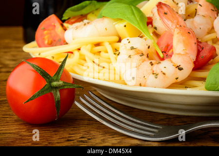 Italiano tradizionale di spaghetti con gamberetti, pomodoro e basilico Foto Stock