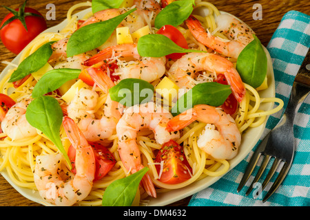 Sani e freschi frutti di mare gamberetti italiana con spaghetti Foto Stock