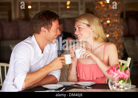 Giovane godendo di tazza di caffè nel ristorante Foto Stock