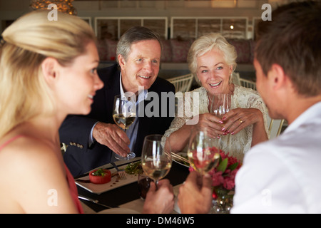 Gruppo di amici godendo di pasto in ristorante Foto Stock