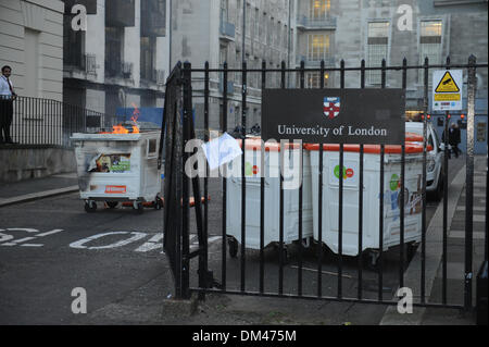 Londra, Regno Unito. 11 dicembre 2013. Circa 1000 studenti sono attualmente scatenandosi attraverso l'Università di Londra. Essi hanno cercato di distruggere la loro strada verso il Palazzo del Senato e sono dato fuoco a cassonetti e di omissioni. Essi sono il salmodiare supporto per Mark Duggan e anti canzoni di polizia. Credito: Graham Mitchell/Alamy Live News Foto Stock