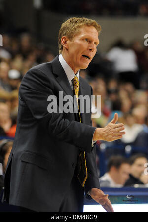 Gonzaga head coach Mark pochi dare una direzione alla sua squadra durante una degli uomini del NCAA gioco di basket contro IPFW al McCarthey Centro Atletico a Spokane WA. Gonzaga sarebbe andare su di vincere la partita con un punteggio finale di 90-55. (Credito Immagine: © James Snook Southcreek/Global/ZUMApress.com) Foto Stock