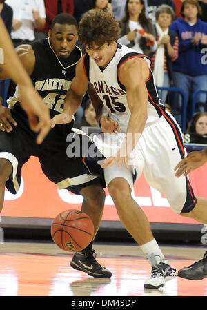 Gonzaga in Matt Bouldin (15) tenta di ottenere da Wake Forest's L.D. Williams durante la seconda metà di un NCAA college basketball gioco svolto al McCarthey Centro Atletico a Spokane WA. Come il diciassettesimo classificato Gonzaga sarebbe caduta a Wake Forest 75-77. (Credito Immagine: © James Snook Southcreek/Global/ZUMApress.com) Foto Stock