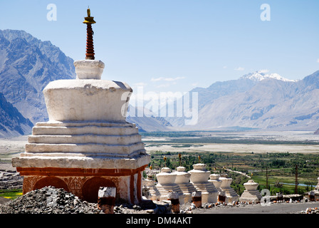 Ladakh, India - 17 Luglio 2009: buddista stupa bianchi che si affaccia sulla valle Foto Stock