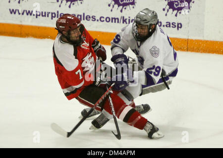 NCAA Non-Conference gioco - SLU Derek Keller (7) e nu di Giancarlo Iuorio groviglio durante il primo periodo. NU conduce il gioco 2-0. Il gioco è stato tenuto a Dwyer Arena in Niagara Falls, New York, Stati Uniti d'America. (Credito Immagine: © Nicholas Serrata/Southcreek globale/ZUMApress.com) Foto Stock