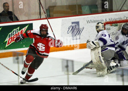 NCAA Non-Conference gioco - SLU's ha attirato Weaver (23) reagisce dopo aver fatto il suo gol contro il NU's goaltender Chris Noonan (33); mentre, NU di Jason Beattie (3) reagisce durante il secondo periodo. NU conduce il gioco 3-2. Il gioco è stato tenuto a Dwyer Arena in Niagara Falls, New York, Stati Uniti d'America. (Credito Immagine: © Nicholas Serrata/Southcreek globale/ZUMApress.com) Foto Stock