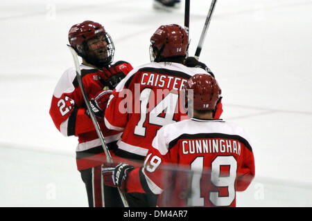 NCAA Non-Conference gioco - SLU's ha attirato Weaver (23), Jeff Caister (14), Geremia Cunningham (19) celebrato tessitore obiettivo durante il secondo periodo. NU conduce il punteggio 3-2. Il gioco è stato tenuto a Dwyer Arena in Niagara Falls, New York, Stati Uniti d'America. (Credito Immagine: © Nicholas Serrata/Southcreek globale/ZUMApress.com) Foto Stock