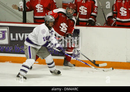 NCAA Non-Conference gioco - NU's Ryan Olidis (11) e SLU's Brandon Bollig andare dopo il puck durante il terzo periodo. Niagara University ha vinto il gioco 4-3 su San Lawrence University. Il gioco è stato tenuto a Dwyer Arena in Niagara Falls, New York, Stati Uniti d'America. (Credito Immagine: © Nicholas Serrata/Southcreek globale/ZUMApress.com) Foto Stock