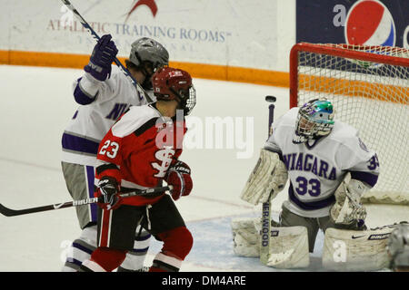 NCAA Non-Conference gioco - SLU's ha attirato Weaver (23) e nu Derek schiuma (14) guardato NU's goaltender Chris Noonan effettuare un salvataggio durante il terzo periodo. NU ha vinto il gioco 4-3. Il gioco è stato tenuto a Dwyer Arena in Niagara Falls, New York, Stati Uniti d'America. (Credito Immagine: © Nicholas Serrata/Southcreek globale/ZUMApress.com) Foto Stock