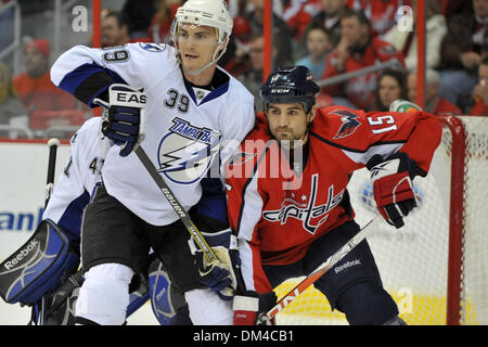 Washington D.C. Verizon Center. .Tampa Bay Lightning defenceman Mike Lundin (39) proteggendo il proprio obiettivo e batling con capitelli di Washington Centro Boyd Gordon (15),primo periodo di azione durante il gioco NHL tra gli hotel in Tampa Bay illuminazione a Washington capitelli. Primo periodo partita 0-0. (Credito Immagine: © Roland Pintilie/Southcreek globale/ZUMApress.com) Foto Stock