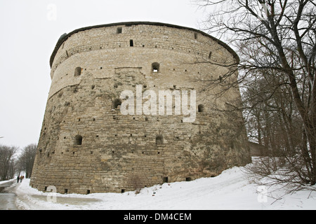 Vecchia Torre a Pskov il Cremlino, Russia settentrionale Foto Stock