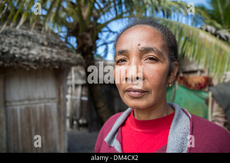 Ritratto di una donna in Vatomandry distretto, Madagascar. Foto Stock