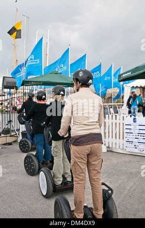 I turisti prendono segways in affitto, Antibes, Francia sudorientale Foto Stock