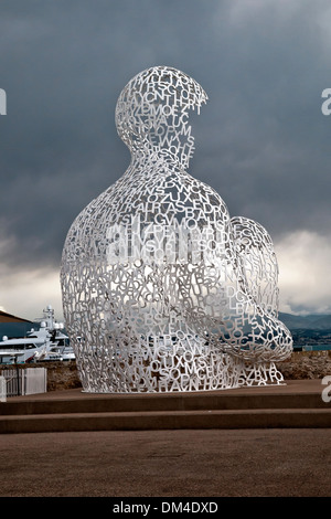 La scultura, un uomo di lettere che si affaccia sul Mediterraneo , Antibes, Francia sudorientale Foto Stock