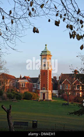 Il sole invernale sul Queens Park orologio BRIGHTON REGNO UNITO Foto Stock