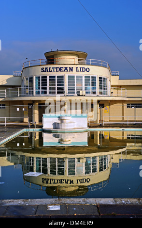 Il Saltdean Lido, situato nella città di Brighton e Hove, è un Lido Art Deco progettato dall'architetto R.W.H. Jones. Il Regno Unito ha fotografato durante i lavori di ristrutturazione nel 2013 Foto Stock