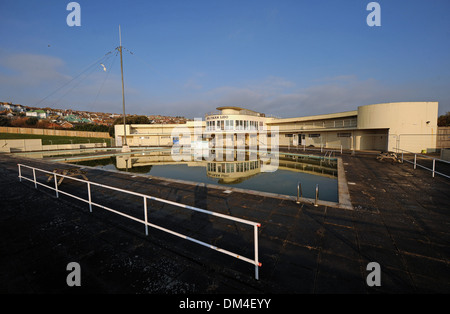 Il Saltdean Lido, situato nella città di Brighton e Hove, è un Lido Art Deco progettato dall'architetto R.W.H. Jones. Regno Unito 2013 durante i lavori di ristrutturazione Foto Stock