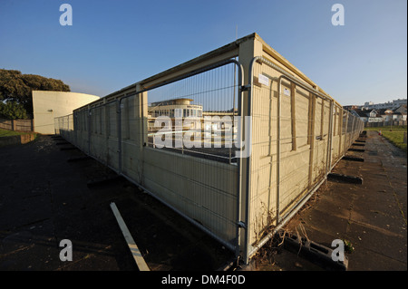 Il Saltdean Lido, situato nella città di Brighton e Hove, è un Lido Art Deco progettato dall'architetto R.W.H. Jones. Regno Unito durante i lavori di ristrutturazione 2013 Foto Stock