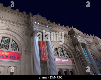 Una vista notturna del Metropolitan Museum of Art sulla Fifth Avenue a New York City, Stati Uniti d'America. Un banner di Bernini adorna l'entrata. Foto Stock