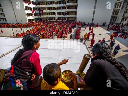 14 gennaio 2013 - Bodh Gaya, Bihar, in India - Buddismo tibetano in esilio..migliaia di monaci buddisti tibetani line up per un pasto a mezzogiorno durante una pausa mentre in pellegrinaggio a Bodh Gaya, India. Un sito religioso, il complesso del tempio di Mahabodhi è un sito Patrimonio Mondiale dell'UNESCO nel distretto di Gaya nello stato indiano del Bihar., dove Gautama Buddha era illuminato sotto il Bodi tree...Storia Sommario: buddismo tibetano è vivo e vegeto, al di fuori del Tibet. La religione e la cultura del popolo tibetano è fiorente in comunità in tutto il mondo come tibetano in esilio il leader spirituale il Dalai Lama ha indicato ‰Û÷ Foto Stock