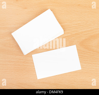 Blank business cards su legno tabella office Foto Stock