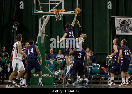 15 Dicembre 2009: Robert Morris Colonials Dallas verde (24) salta per difendere un colpo durante il NCAA college basketball gioco tra la Robert Morris Colonials e Cleveland membro vichinghi presso il Centro Wolstein all interno del campus della Cleveland State University in Cleveland, Ohio. Robert Morris ha sconfitto Cleveland State 78-70..Mandatory Credit: Frank Jansky / Southcreek Global (credito Foto Stock