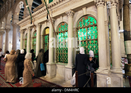 Fedeli a San Giovanni Battista tomba nella moschea Umayyad, Damasco, Siria Foto Stock