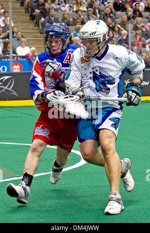 Toronto Rock defensemen Phil Sanderson #18 battaglie con Rochester Knighthawks avanti Craig punto #9 in azione di gioco durante la prima metà del gioco della NLL lacrosse gioco tra il Rochester Knighthawks e il Toronto Rock ha suonato presso la Air Canada Centre di Toronto, Ontario. A metà il Toronto Rock conduce 8-1. (Credito Immagine: © Nick Turchiaro/Southcreek globale/ZUMApress.com) Foto Stock