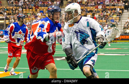 Toronto Rock camma defensemen boschi #22 battaglie con Rochester Knighthawks avanti John Grant #24 in azione di gioco durante la prima metà del gioco della NLL lacrosse gioco tra il Rochester Knighthawks e il Toronto Rock ha suonato presso la Air Canada Centre di Toronto, Ontario. A metà il Toronto Rock conduce 8-1. (Credito Immagine: © Nick Turchiaro/Southcreek globale/ZUMApress.com) Foto Stock