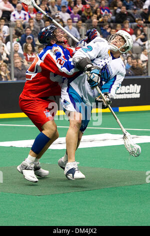 Toronto Rock camma defensemen boschi #22 battaglie con Rochester Knighthawks avanti Gary Gait #22 in azione di gioco durante la seconda metà del gioco della NLL lacrosse gioco tra il Rochester Knighthawks e il Toronto Rock ha suonato presso la Air Canada Centre di Toronto, Ontario.La roccia di Toronto ha vinto 17-3. (Credito Immagine: © Nick Turchiaro/Southcreek globale/ZUMApress.com) Foto Stock