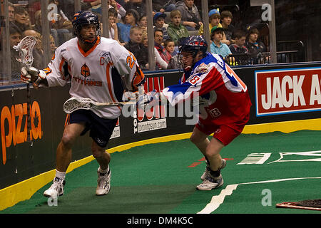 Toronto Rock camma defensemen boschi #22 e Orlando Titans defensemen Stephen Peyser #18 in azione durante la prima metà del gioco della NLL Lacrosse gioco tra il Orlando Titans e il Toronto Rock ha suonato presso la Air Canada Centre di Toronto, Ontario..Al termine del primo semestre i Titani portano 7-5. (Credito Immagine: © Nick Turchiaro/Southcreek globale/ZUMApress.com) Foto Stock