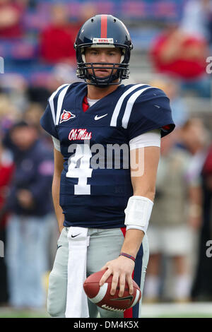21 novembre 2009: : Ole Miss quarterback Jevan Sneed (4) durante il pregame warmups. I ribelli hanno sconfitto le tigri 25-23 a Vaught Hemingway Stadium di Oxford MS. (Credito Immagine: © Anthony Smith/Southcreek globale/ZUMApress.com) Foto Stock