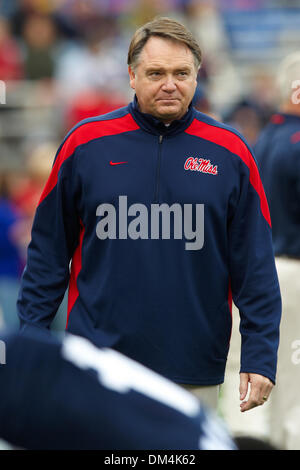21 novembre 2009: Ole Miss head coach Houston Nutt durante pregame warmups. I ribelli hanno sconfitto le tigri 25-23 a Vaught Hemingway Stadium di Oxford MS. (Credito Immagine: © Anthony Smith/Southcreek globale/ZUMApress.com) Foto Stock