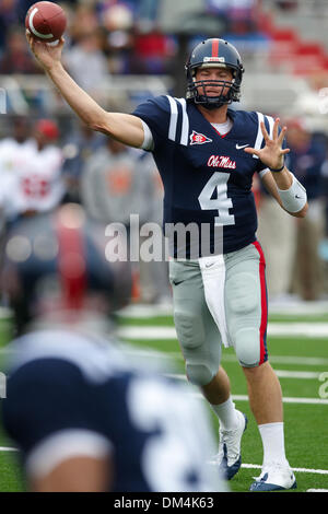 21 novembre 2009: Ole Miss quarterback Jevan Sneed (4) durante il pregame warmups. I ribelli hanno sconfitto le tigri 25-23 a Vaught Hemingway Stadium di Oxford MS. (Credito Immagine: © Anthony Smith/Southcreek globale/ZUMApress.com) Foto Stock