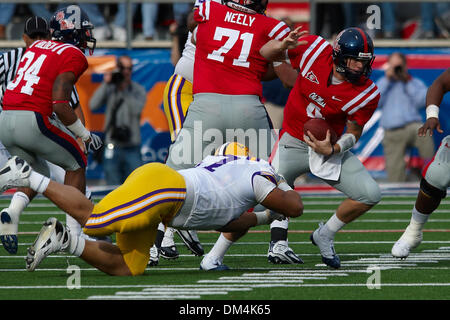 21 novembre 2009: : Ole Miss quarterback Jevan Sneed (4) corre la sfera contro la LSU. I ribelli hanno sconfitto le tigri 25-23 a Vaught Hemingway Stadium di Oxford MS. (Credito Immagine: © Anthony Smith/Southcreek globale/ZUMApress.com) Foto Stock