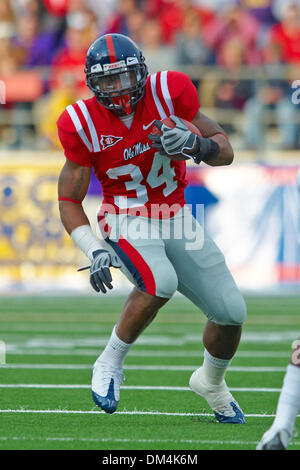 21 novembre 2009: Ole Miss runningback Brandon Bolden (34) corre la sfera contro la LSU. I ribelli hanno sconfitto le tigri 25-23 a Vaught Hemingway Stadium di Oxford MS. (Credito Immagine: © Anthony Smith/Southcreek globale/ZUMApress.com) Foto Stock