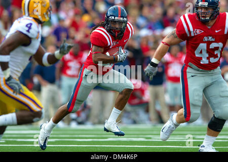 21 novembre 2009: : Ole Miss runningback Dexter McCluster (22) cerca yardage contro la LSU. I ribelli hanno sconfitto le tigri 25-23 a Vaught Hemingway Stadium di Oxford MS. (Credito Immagine: © Anthony Smith/Southcreek globale/ZUMApress.com) Foto Stock