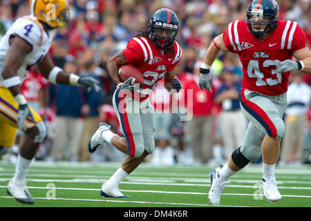 21 novembre 2009: Ole Miss runningback Dexter McCluster (22) cerca yardage contro la LSU. I ribelli hanno sconfitto le tigri 25-23 a Vaught Hemingway Stadium di Oxford MS. (Credito Immagine: © Anthony Smith/Southcreek globale/ZUMApress.com) Foto Stock