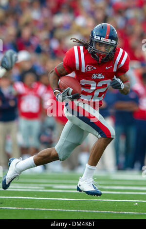 21 novembre 2009: Ole Miss runningback Dexter McCluster (22) cerca yardage contro la LSU. I ribelli hanno sconfitto le tigri 25-23 a Vaught Hemingway Stadium di Oxford MS. (Credito Immagine: © Anthony Smith/Southcreek globale/ZUMApress.com) Foto Stock