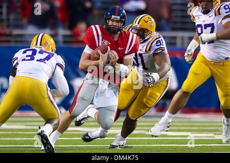 21 novembre 2009: Ole Miss quarterback Jevan Sneed (4) corre la sfera contro la LSU. I ribelli hanno sconfitto le tigri 25-23 a Vaught Hemingway Stadium di Oxford MS. (Credito Immagine: © Anthony Smith/Southcreek globale/ZUMApress.com) Foto Stock