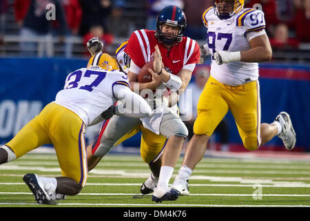 21 novembre 2009: Ole Miss quarterback Jevan Sneed (4) corre la sfera contro la LSU. I ribelli hanno sconfitto le tigri 25-23 a Vaught Hemingway Stadium di Oxford MS. (Credito Immagine: © Anthony Smith/Southcreek globale/ZUMApress.com) Foto Stock