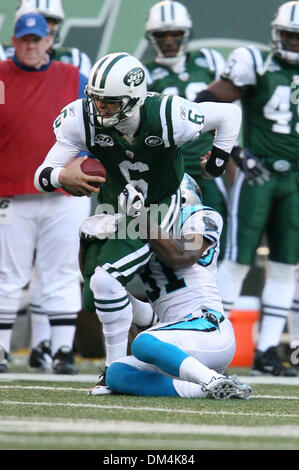 Nov. 29, 2009 - East Rutherford, New Jersey, Stati Uniti - 29 Novembre 2009: New York getti quarterback Mark Sanchez #6 è affrontato da Carolina Panthers difensivo fine Everette Brown #91 durante il gioco tra la Carolina Panthers e New York getti al Complesso Sportivo di Meadowlands in East Rutherford, New Jersey. I getti sconfitto le pantere 17-6..Credito - Alan Maglaque / Southcre Foto Stock